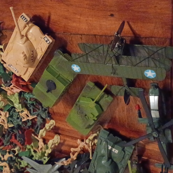 Huge 260 ARMY MEN 9 ARMY VEHICLES/PLANES /HELICOPTERS/extras - Picture 2 of 12